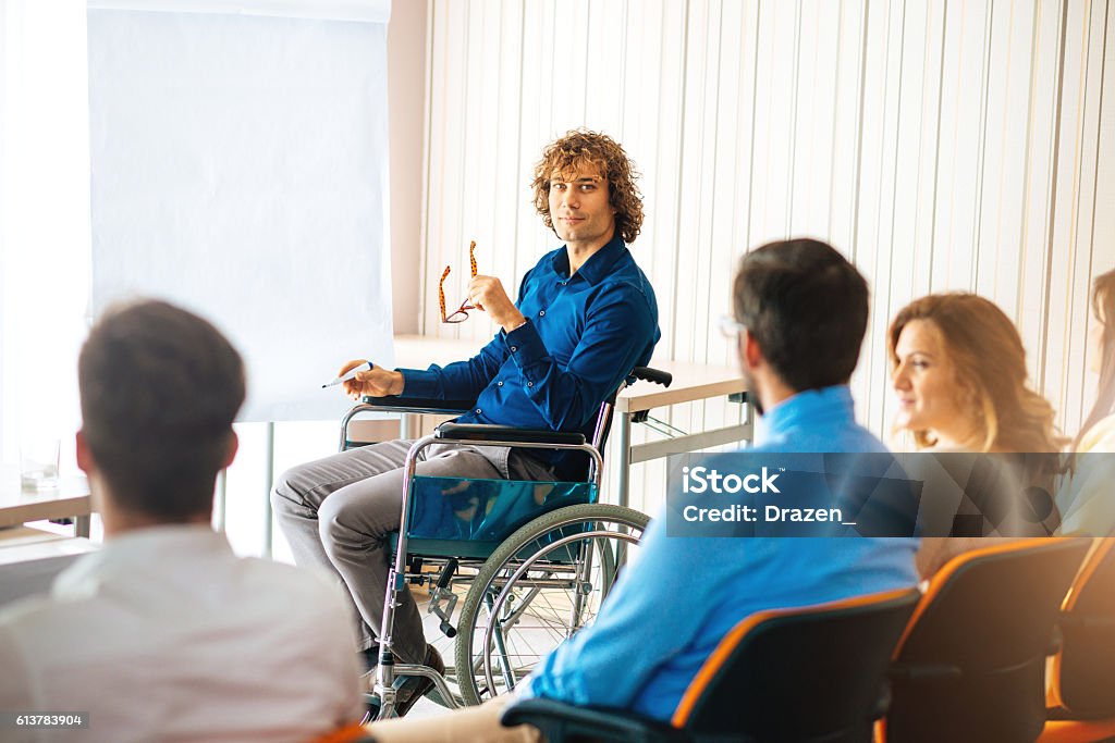 Portrait of successful young man in wheelchair - Royalty-free Rolstoel Stockfoto