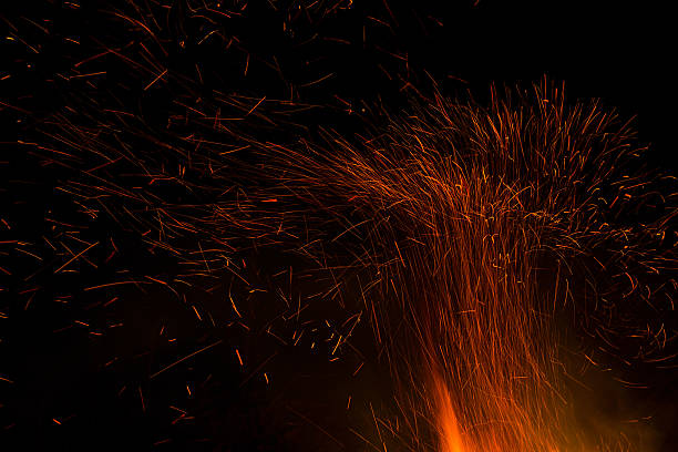 queimadura ou fogo chama isolado no fundo preto - forest fire power actions nature imagens e fotografias de stock