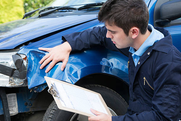 mécanicien d’atelier automobile inspectant la voiture et remplissant l’estimation de réparation - collision repair photos et images de collection