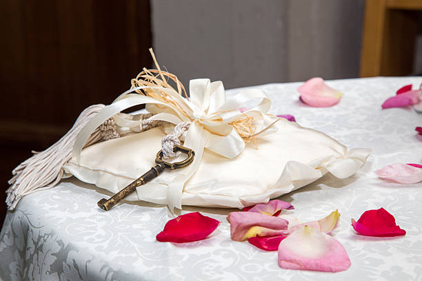 istock Key marriage on the pillow 613862288