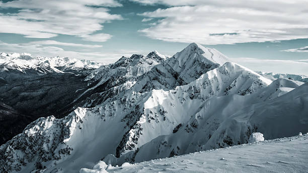 paysage d'hiver, le haut de la montagne - mountain ski snow european alps photos et images de collection