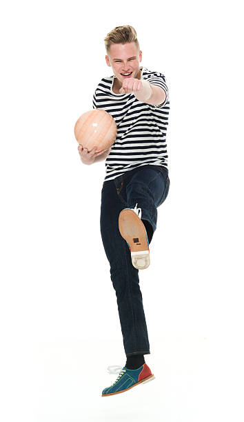 souriant homme acclamations avec boule de quilles - bowling isolated sportsman vertical photos et images de collection