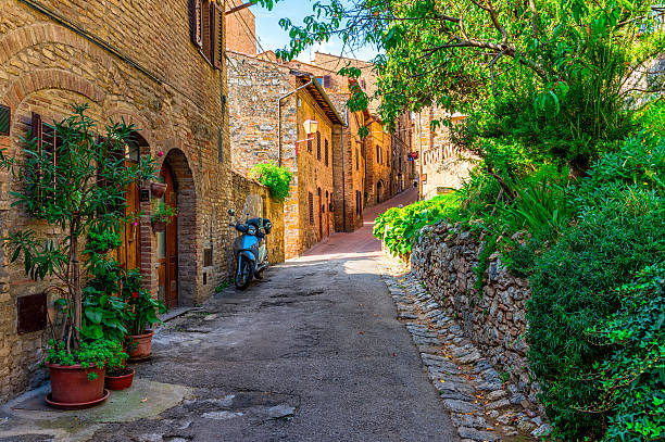 calle vieja en san gimignano, toscana, italia - san gimignano fotografías e imágenes de stock