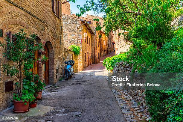 Old Street In San Gimignano Tuscany Italy Stock Photo - Download Image Now - San Gimignano, Tuscany, House