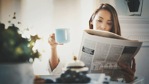 m orning rutina con café y periódicos. - reading newspaper break tea fotografías e imágenes de stock