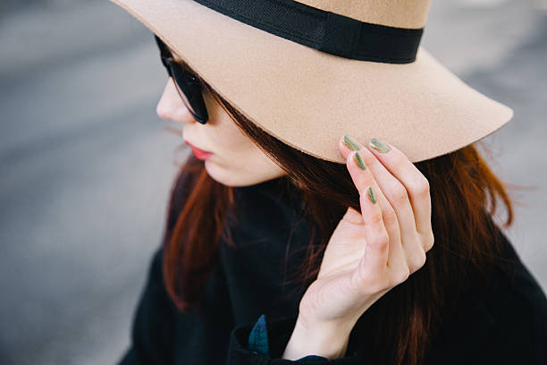 giovane donna alla moda che indossa un cappello di lana - single lane road foto e immagini stock