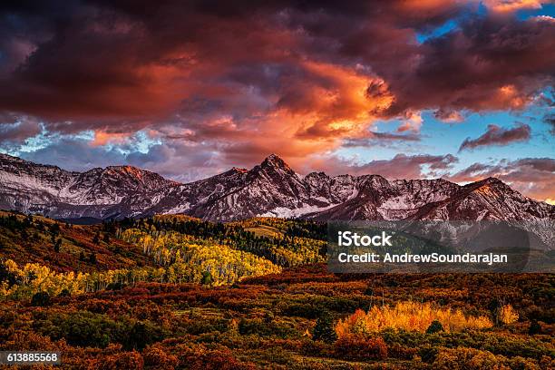 Feuriger Herbstsonnenuntergang Stockfoto und mehr Bilder von Colorado - Westliche Bundesstaaten der USA - Colorado - Westliche Bundesstaaten der USA, San Juan-Gebirge, Herbst