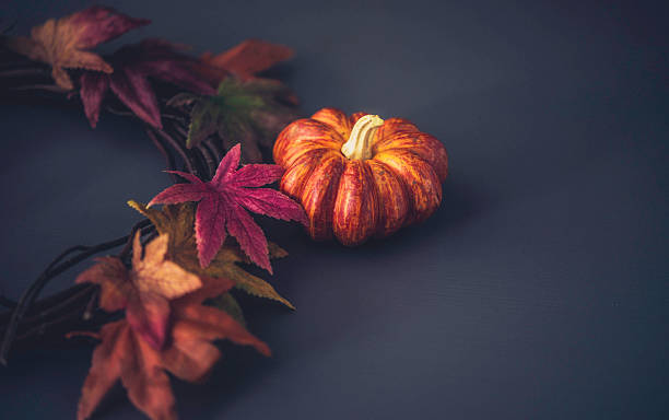 el otoño deja fondo con corona y calabaza para el día de acción de gracias - pumpkin simplicity rustic old fotografías e imágenes de stock