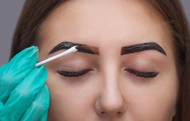 Master it gives shape and color the eyebrows henna Master corrects makeup, it gives shape and color the eyebrows henna in a beauty salon, Spa. Professional skin care. henna stock pictures, royalty-free photos & images