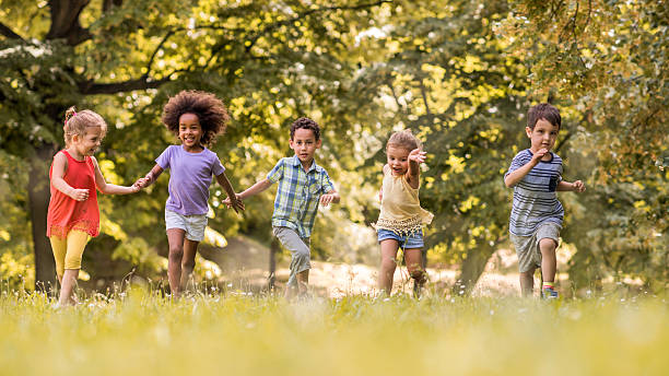crianças felizes se divertindo enquanto correm na natureza. - running jogging african descent nature - fotografias e filmes do acervo
