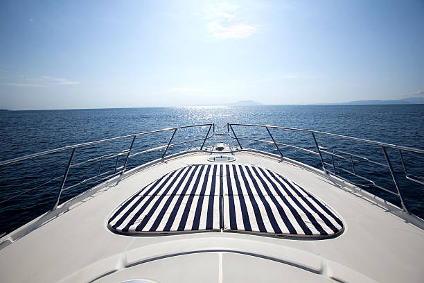 barco à vela - yacht luxury front view ships bow imagens e fotografias de stock
