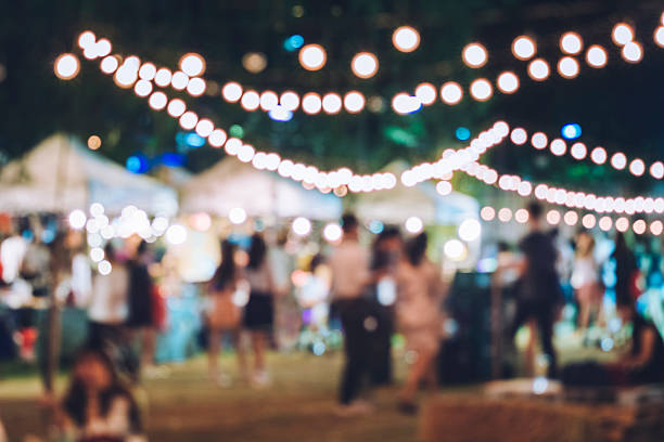 festival event party mit hipster people blurred hintergrund - lebensstil hintergrund stock-fotos und bilder