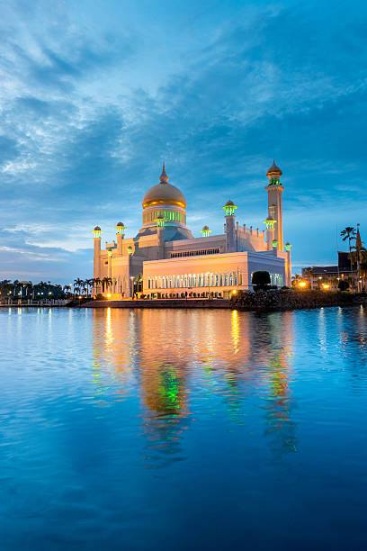 istock Sultan Omar Ali Saifuddin Mosque, Brunei at twilight 613898948