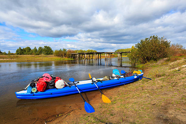 каяк на побережье - rowboat river lake nautical vessel стоковые фото и изображения