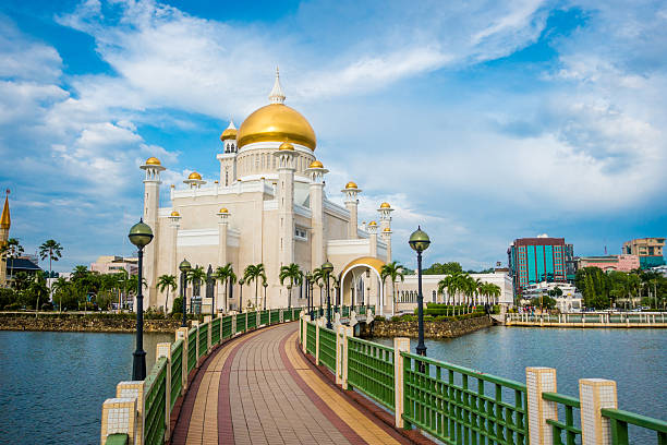 mosquée sultan omar ali saifuddin, brunei - bandar seri begawan photos et images de collection