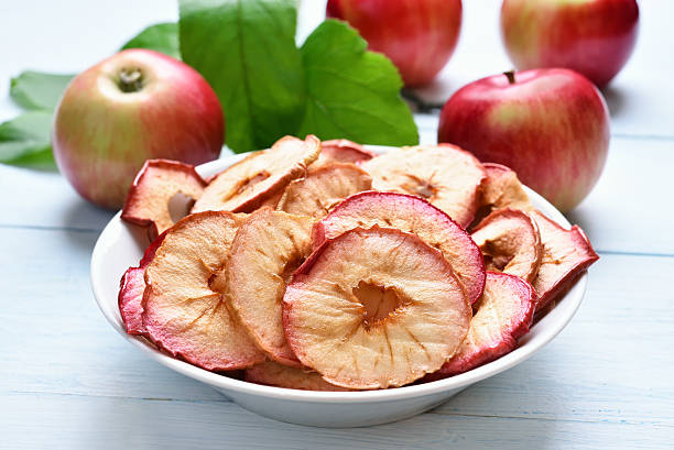 chips de pommes déshydratées - dried apple photos et images de collection