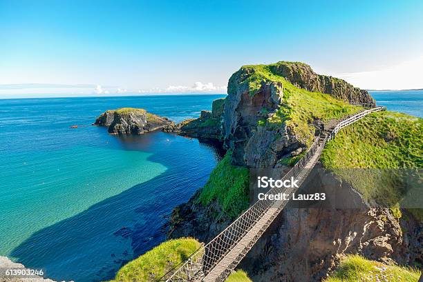 In Nordirland Seilbrücke Insel Felsen Meer Stockfoto und mehr Bilder von Insel Carrick-A-Rede - Insel Carrick-A-Rede, Landschaftspanorama, Klippe