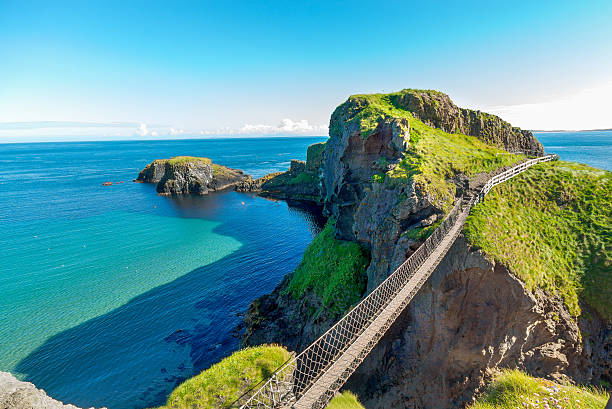 en irlanda del norte puente de cuerda, isla, rocas, mar - carrick a rede fotografías e imágenes de stock