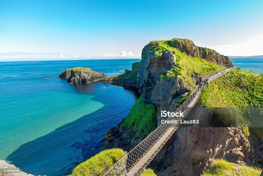 en Irlande du Nord pont de corde, île, rochers, mer - Photo de Carrick-A-Rede libre de droits