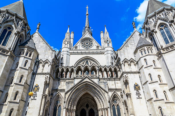 königliche gerichtshöfe in london - royal courts of justice stock-fotos und bilder