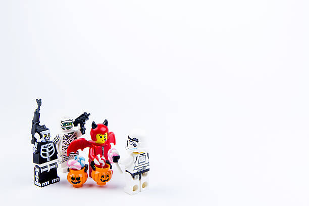 lego fantasma halloween quiere halloween caramelo truco o trato - lego toy close up characters fotografías e imágenes de stock