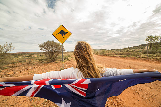 une femelle tient le drapeau australien signe kangourou soigné - emu australia northern territory outback photos et images de collection