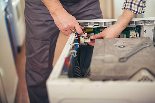 technika naprawy pralki - repairing appliance clothes washer repairman zdjęcia i obrazy z banku zdjęć