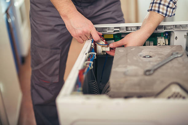 техник ремонт стиральная машина - repairing appliance clothes washer repairman стоковые фото и изображения