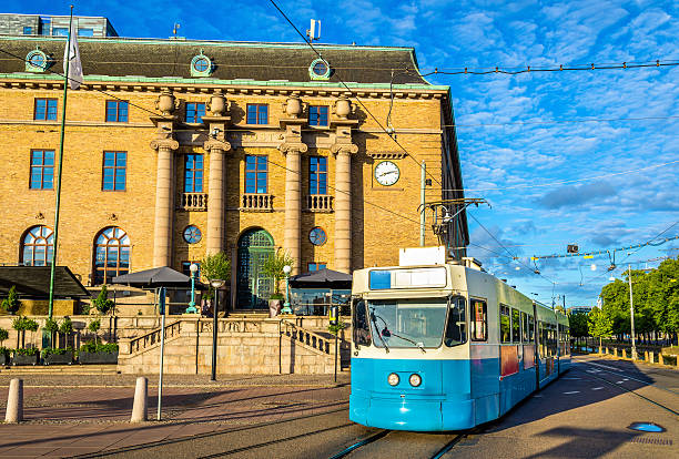 tramwaj na ulicy göteborg - szwecja - blurred motion street car green zdjęcia i obrazy z banku zdjęć