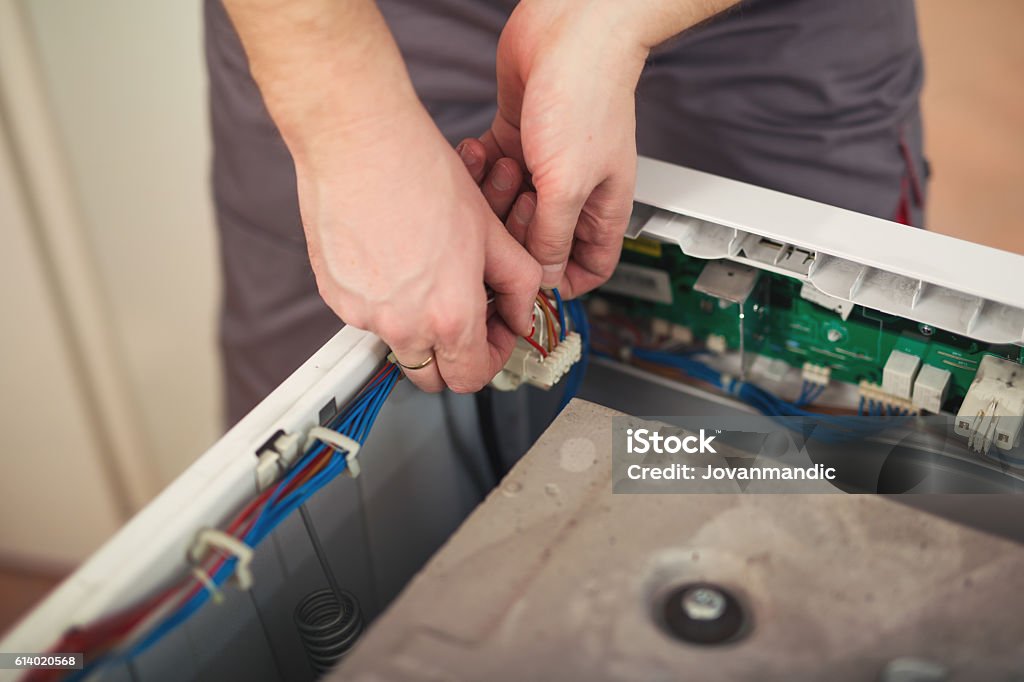 Techniker Reparatur einer Waschmaschine - Lizenzfrei Reparieren Stock-Foto