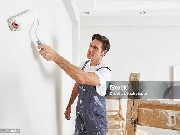 Man Rulo Painting Image Man Painting Wall With A Roller Stock Photo - Download Image Now ...