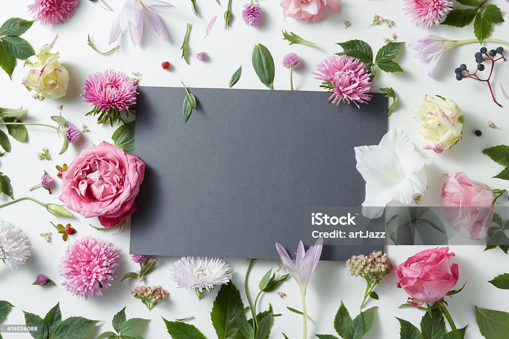 Lindas flores rosa e branca com caderno vazio - Foto de stock de Aniversário royalty-free