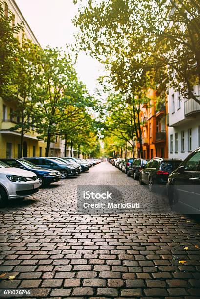 Wohnviertel In Berlin Stockfoto und mehr Bilder von Städtische Straße - Städtische Straße, Parkfläche, Straßenverkehr