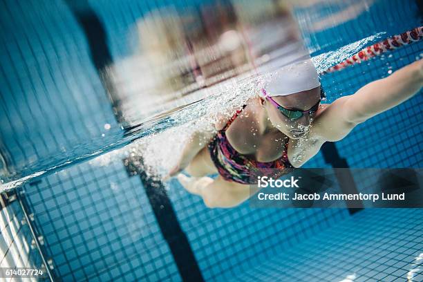 Unterwasseraufnahme Eines Weiblichen Schwimmer Stockfoto und mehr Bilder von Schwimmen - Schwimmen, Sport-Bahnrunde, Schwimmbecken