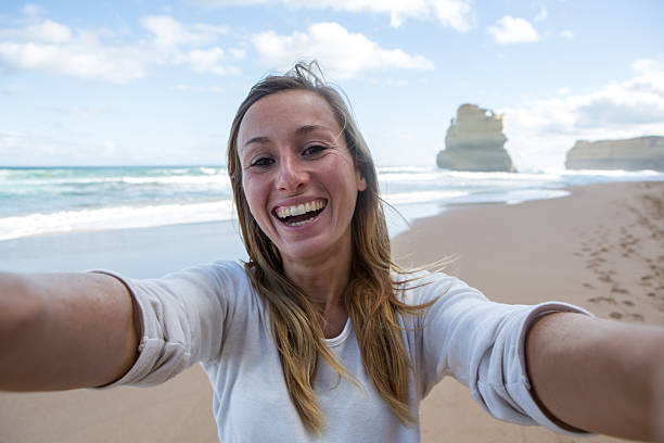 백인 여성은 깁슨스 단계 해변에서 셀카 초상화를 소요 - australia photographing camera beach 뉴스 사진 이미지