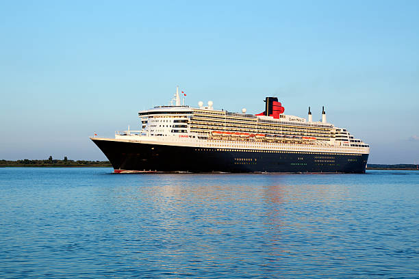 nave da crociera di lusso rms queen mary 2 - queen mary 2 foto e immagini stock