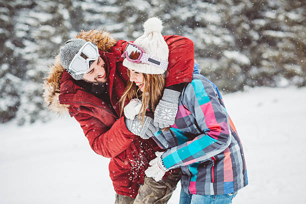 amor de inverno - snowball snow play throwing - fotografias e filmes do acervo