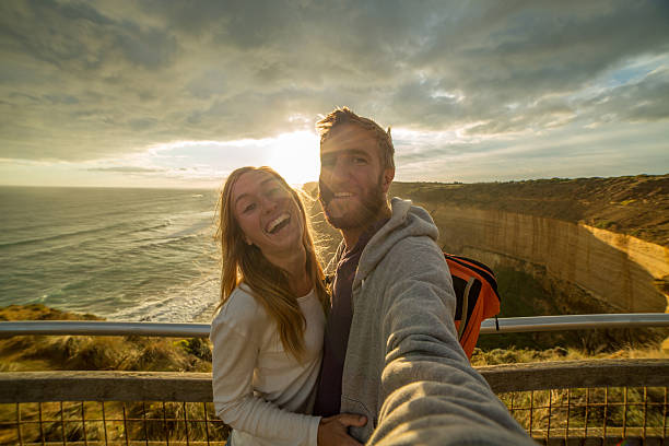 nos nos no doze apóstolos, austrália - melbourne tourist people traveling women - fotografias e filmes do acervo