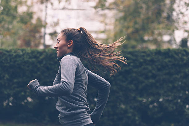 kobieta biegania  - activity sport teenager nature zdjęcia i obrazy z banku zdjęć