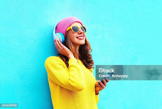 Chica De Moda Escuchando Música En Auriculares Con Smartphone Colorido Foto de stock y más banco de imágenes de Música