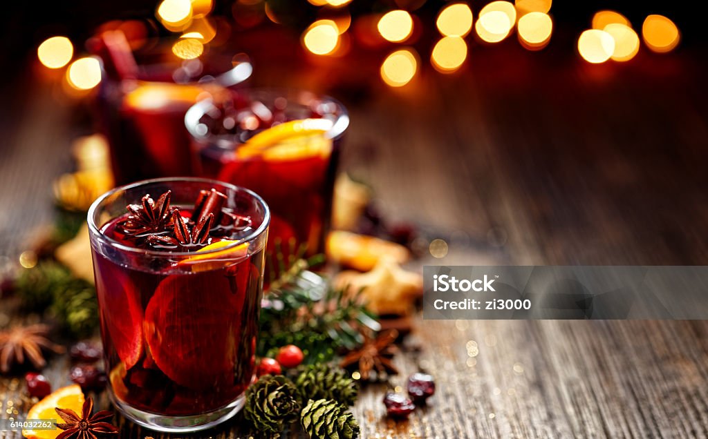 Vino tinto caliente de Navidad en una copa - Foto de stock de Navidad libre de derechos