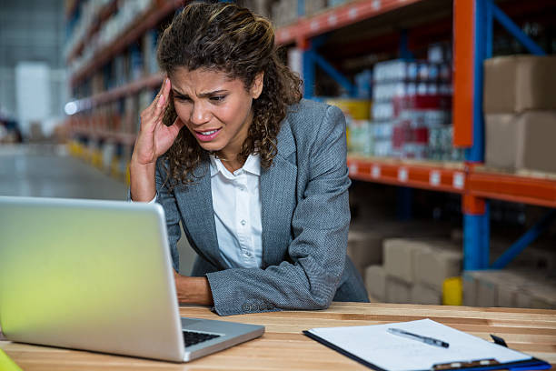 geschäftsfrau ist wegen der arbeit gestresst - human nervous system fotos stock-fotos und bilder