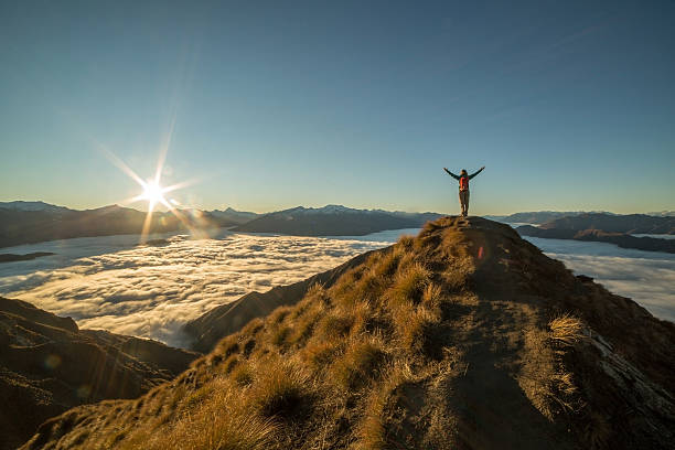 la liberté dans la nature - mountain peak people success hiking photos et images de collection