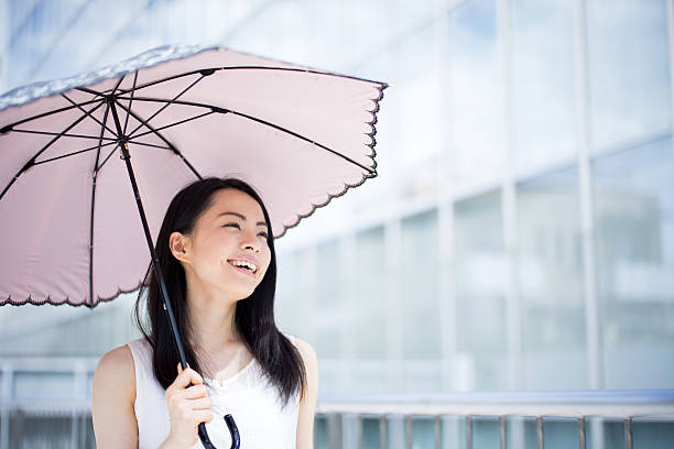 mulher com um guarda-chuva - rain women umbrella parasol imagens e fotografias de stock