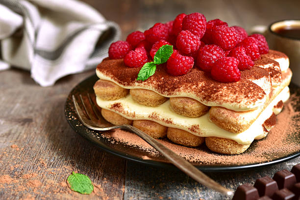 tiramisu z malinami na czarnej płytce. - tiramisu dessert italian culture spoon zdjęcia i obrazy z banku zdjęć