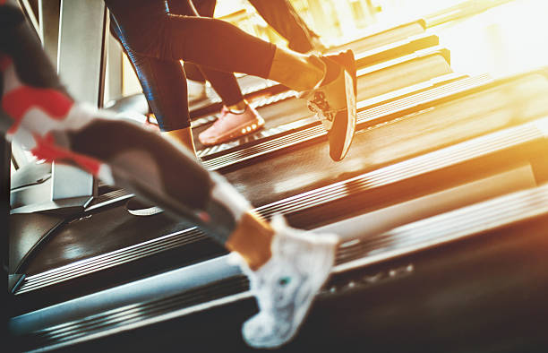 беговая дорожка упражнения.   - treadmill running jogging human leg стоковые фото и изображения