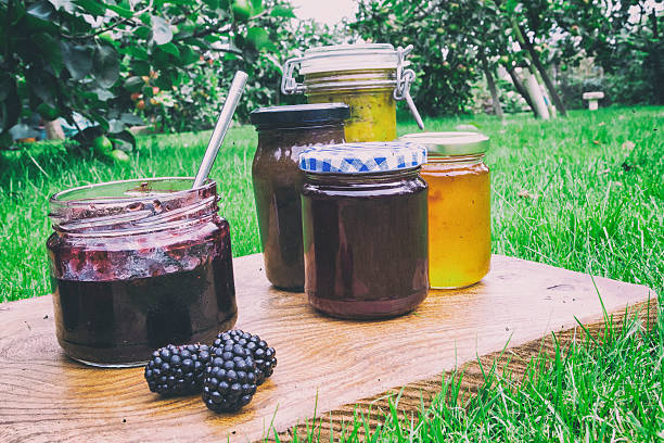 домашние консервы, джемы и чатни в яблоневом саду - preserves gelatin dessert apple jar стоковые фото и изображения