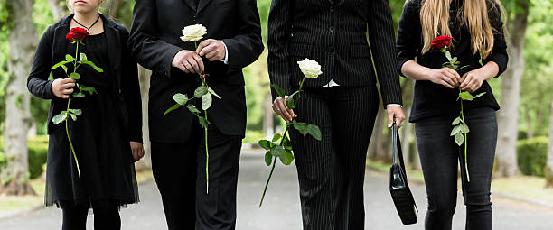 tułów rodziny w żałobie na cmentarzu - cemetery child mourner death zdjęcia i obrazy z banku zdjęć