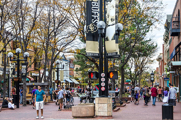 центр города боулдер, колорадо и перл-стрит молл - pearl street mall стоковые фото и изображения