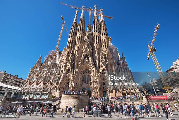Turysta Zwiedzanie Katedry La Sagrada Familia W Barcelonie Hiszpania - zdjęcia stockowe i więcej obrazów Sagrada Familia
